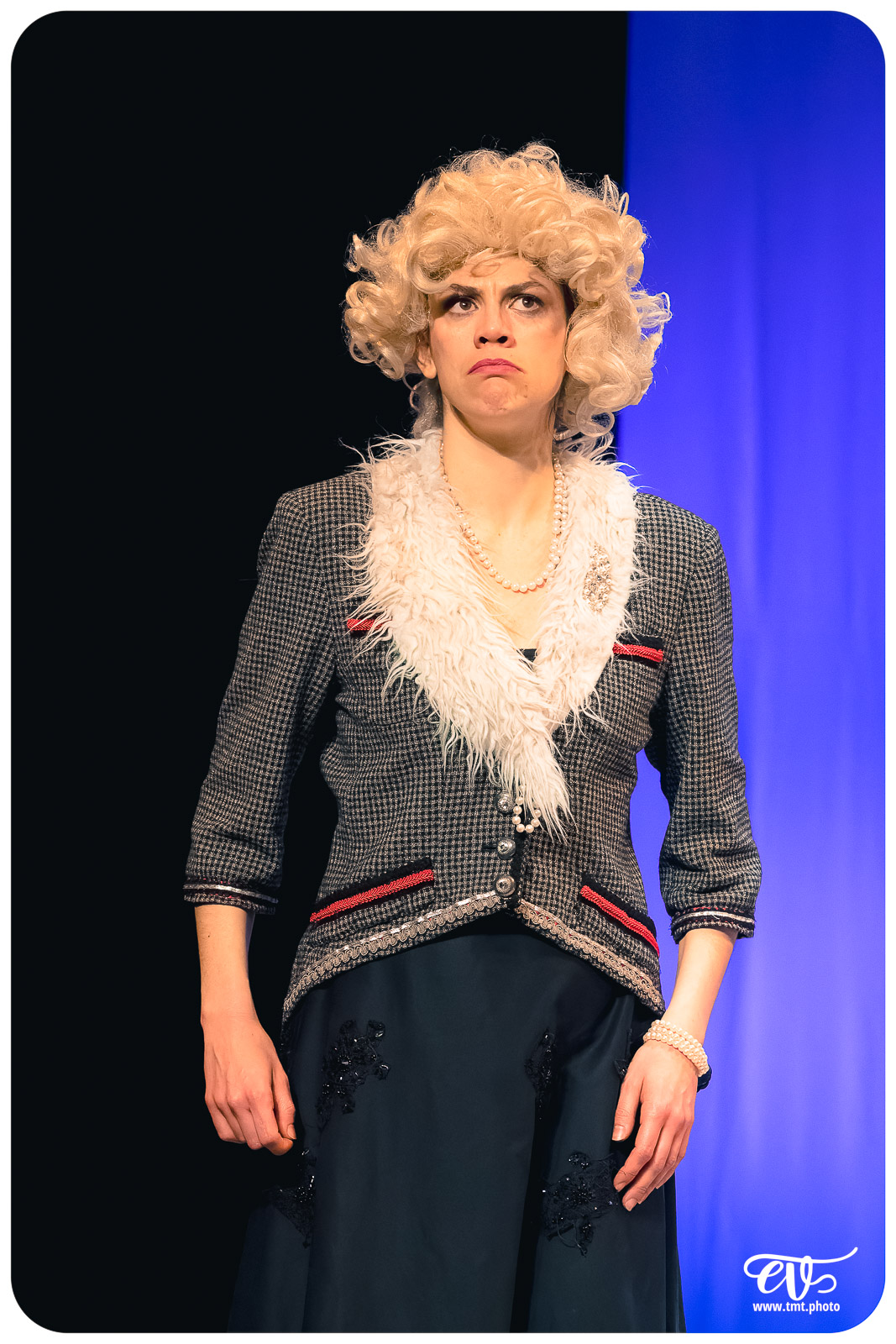 UN FIL A LA PATTE (CIE VIVA)